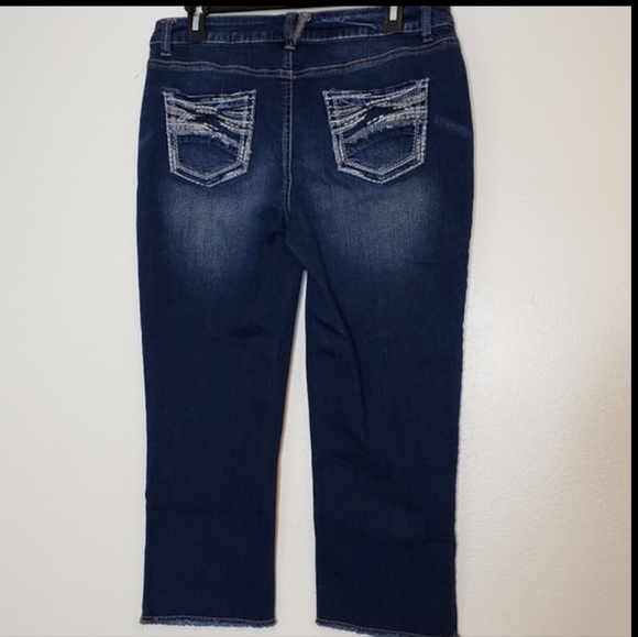 NEW Maurices Dark Sandblasted Capris Overstitched Pockets Cropped Jeans Spring - Picture 1 of 13